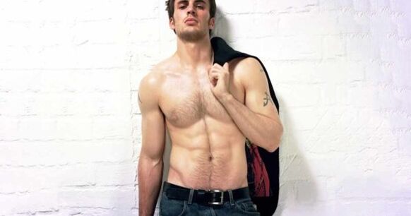 brutální muž se zvětšeným penisem