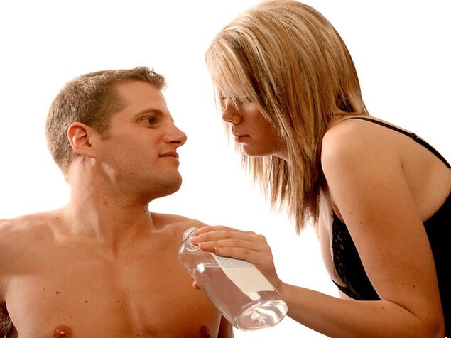 Během cvičení byste měli používat masážní olej pro zvětšení penisu.