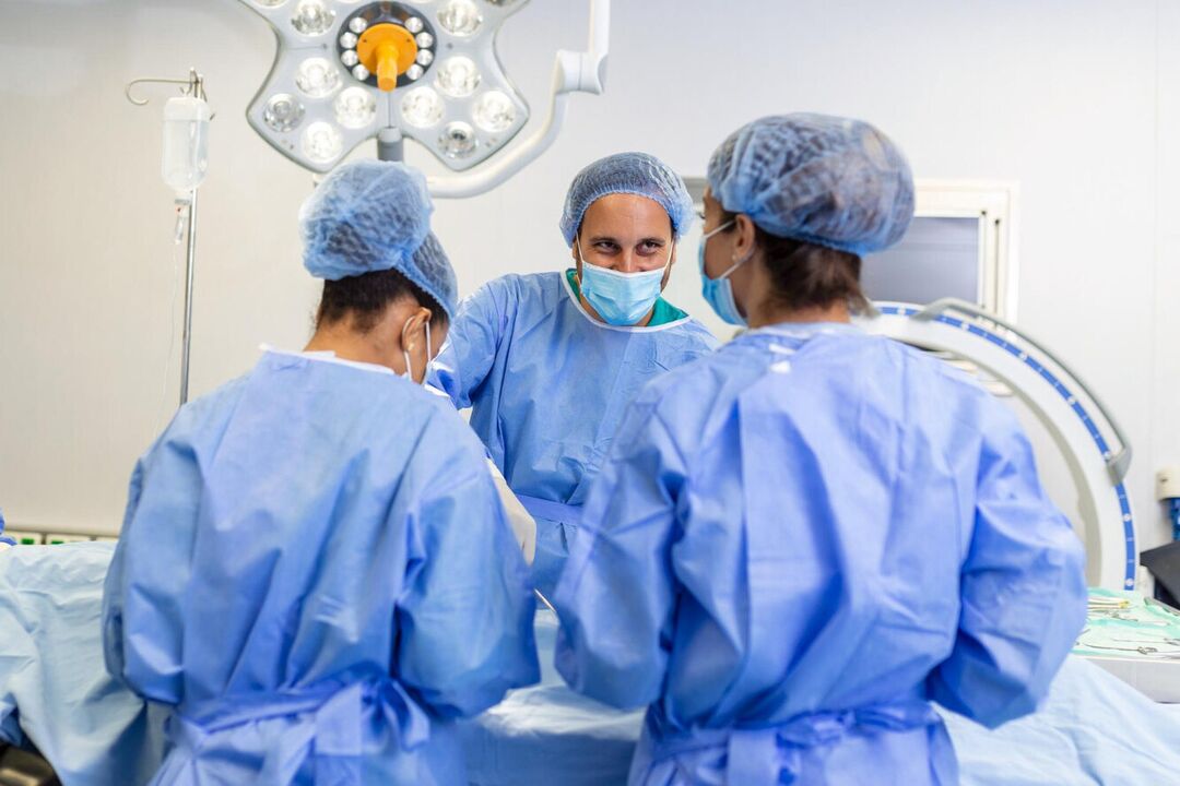 Plastičtí chirurgové provádějí operaci ke zvětšení mužského penisu